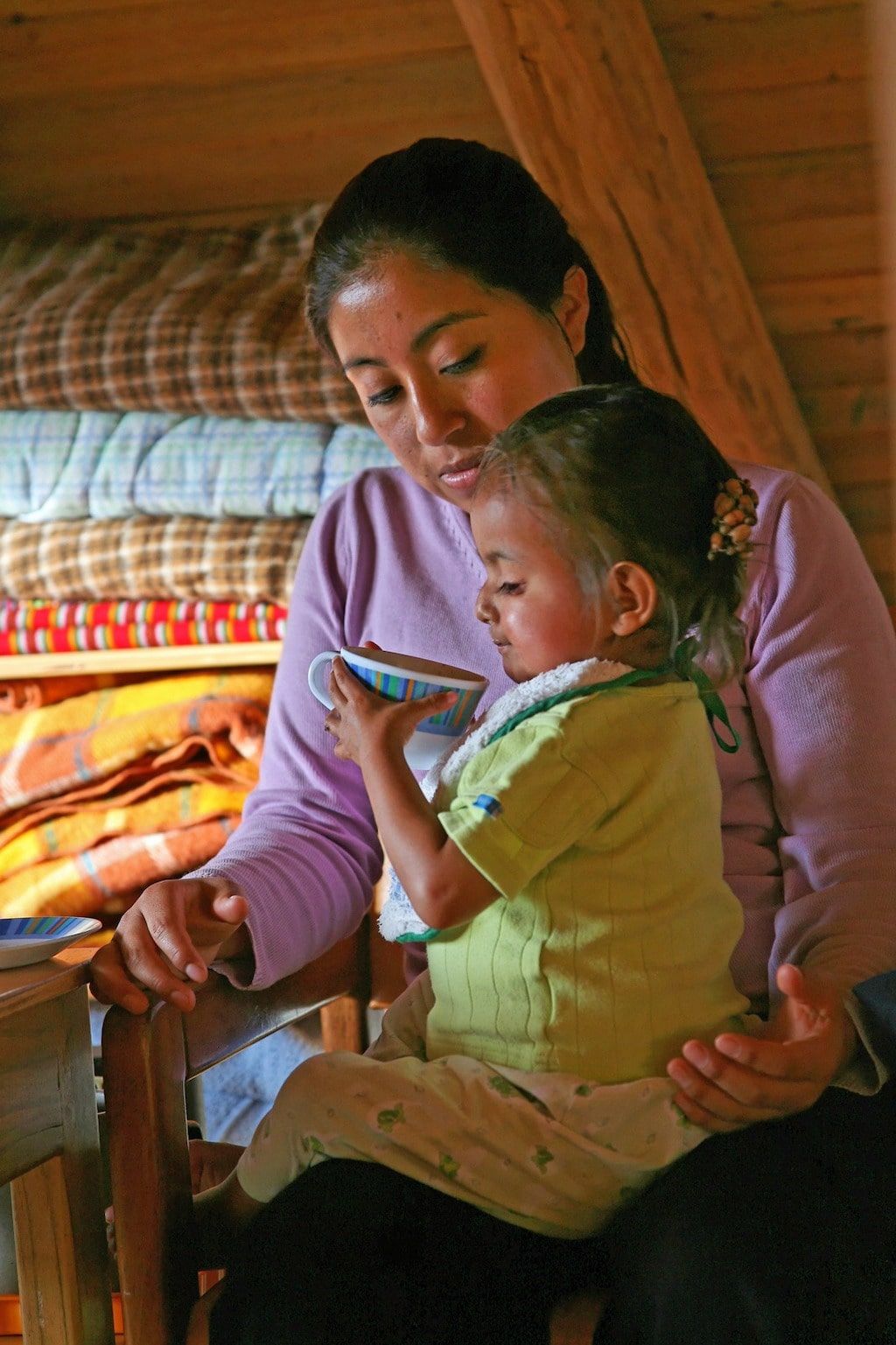 Cuidadora con niña - Fundacion Ami