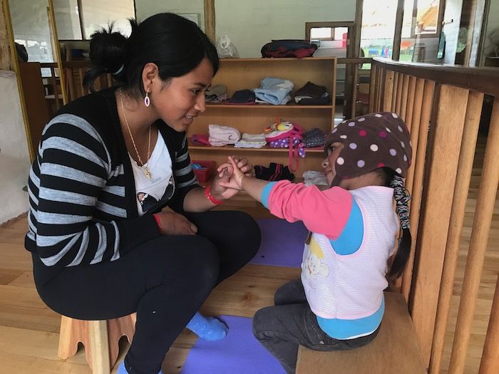 Cuidadora con niño